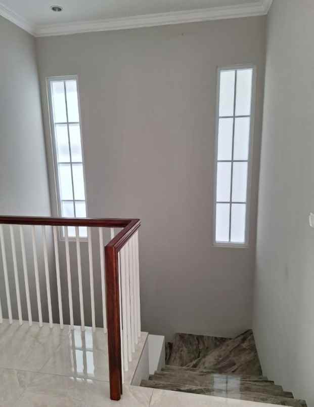 dijual rumah jalan boulevard barat raya