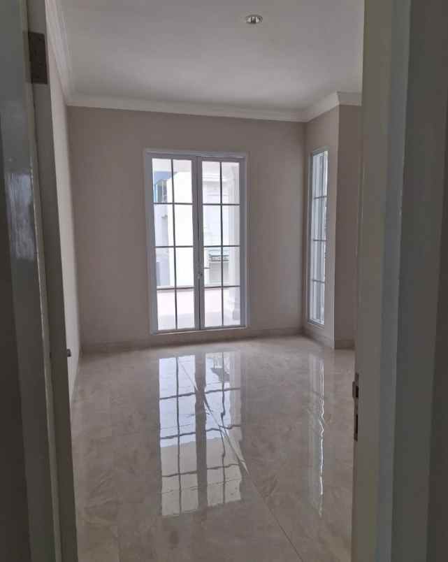 dijual rumah jalan boulevard barat raya