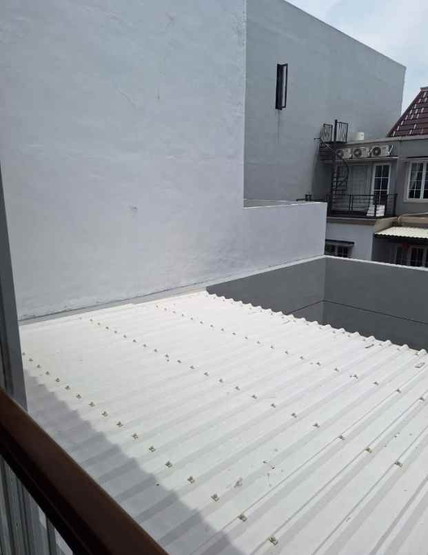 dijual rumah jalan boulevard barat raya