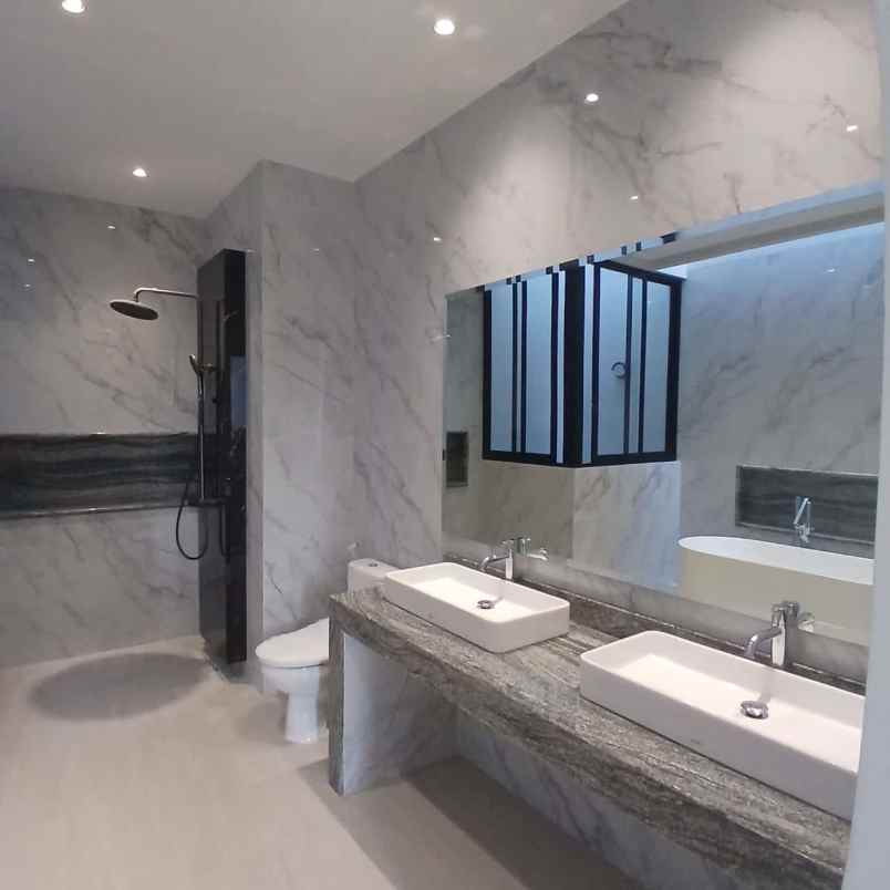 dijual rumah jalan bukit golf internasional