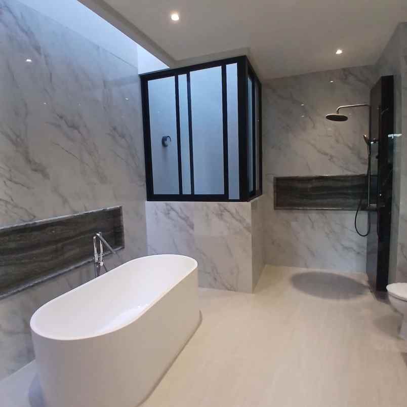 dijual rumah jalan bukit golf internasional