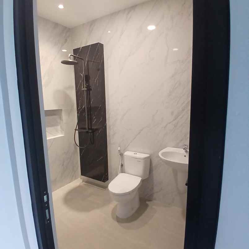 dijual rumah jalan bukit golf internasional