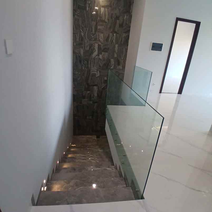 dijual rumah jalan bukit golf internasional