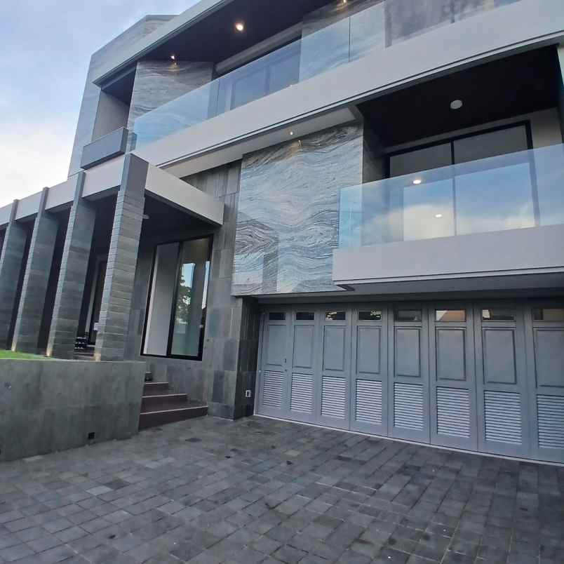 dijual rumah jalan bukit golf internasional