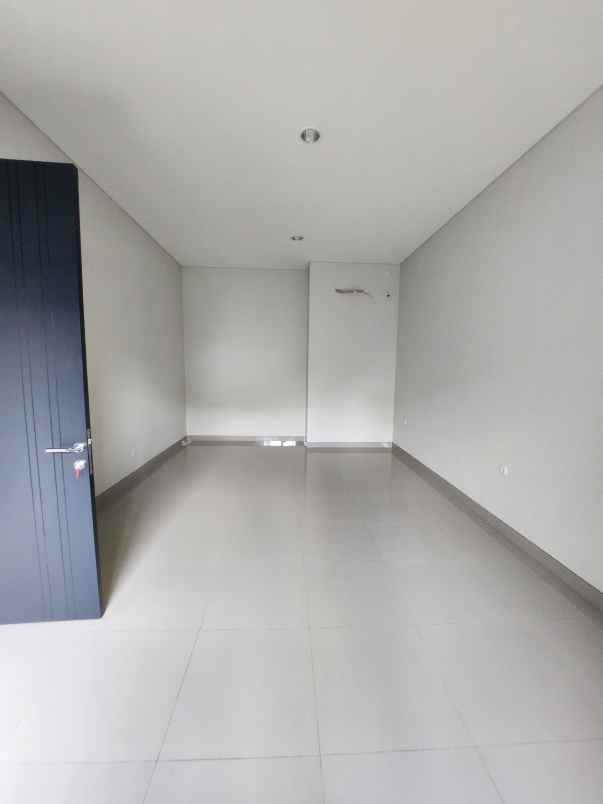 dijual rumah jalan graha natura