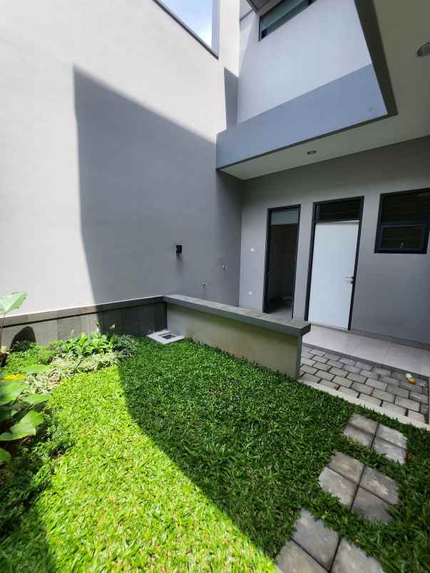 dijual rumah jalan graha natura