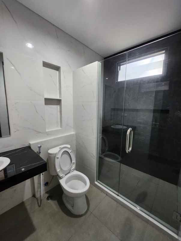 dijual rumah jalan graha natura