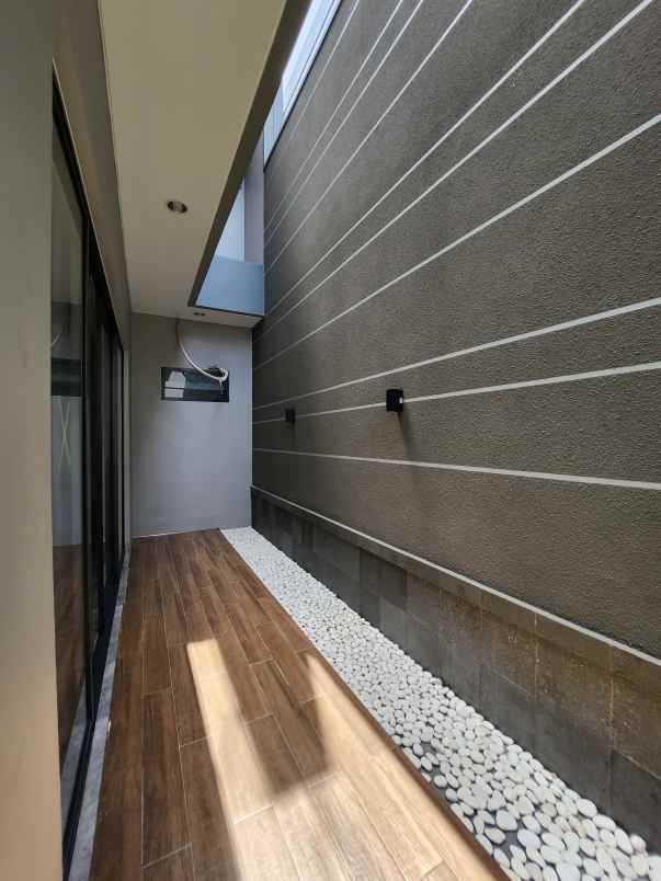 dijual rumah jalan graha natura