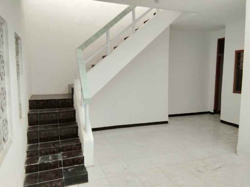 dijual rumah jalan petemon sidomulyo