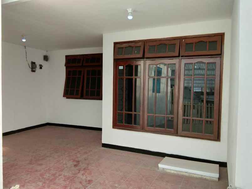 dijual rumah jalan petemon sidomulyo
