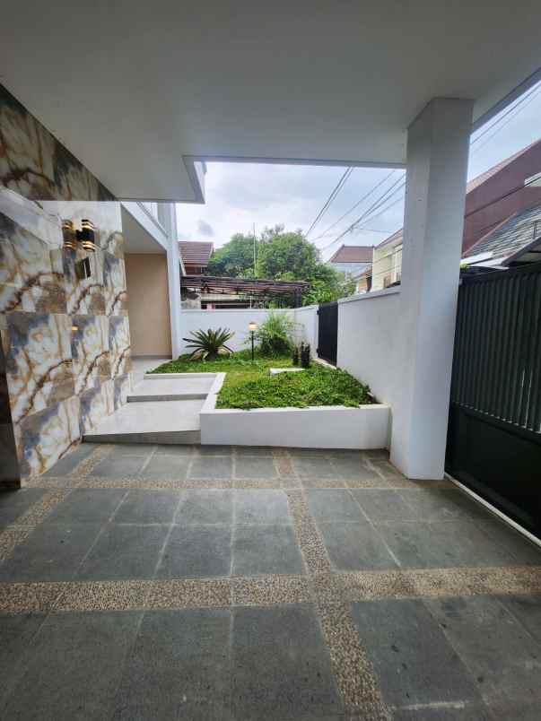 dijual rumah jalan raya boulevard