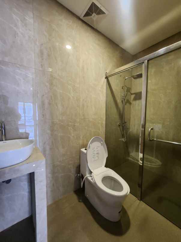 dijual rumah jalan raya boulevard