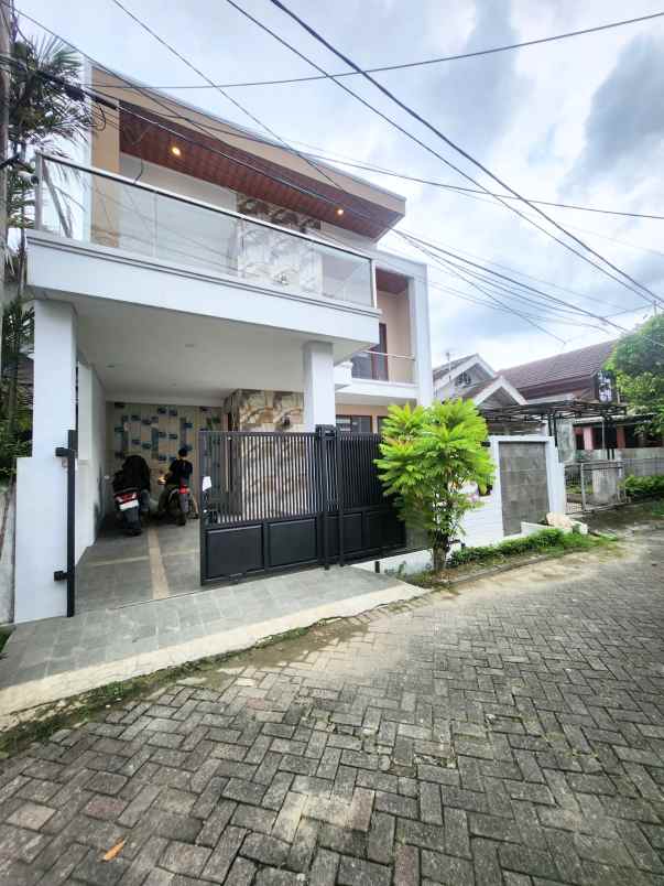 dijual rumah jalan raya boulevard