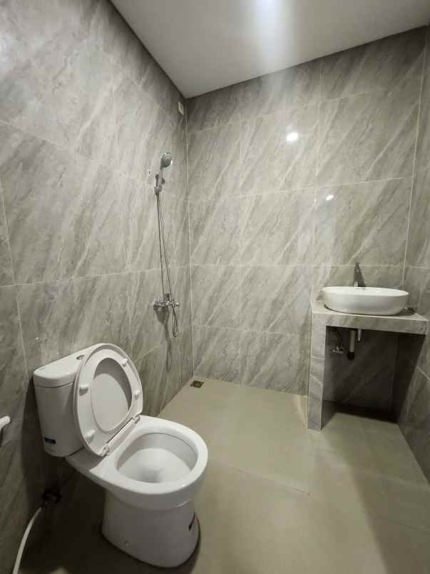 dijual rumah jalan raya boulevard