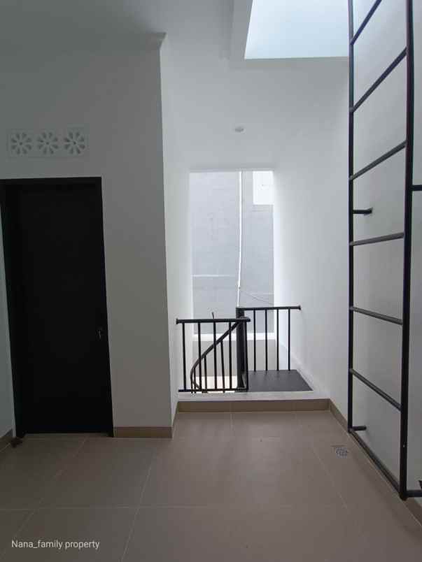 dijual rumah jalan raya komplek deplu