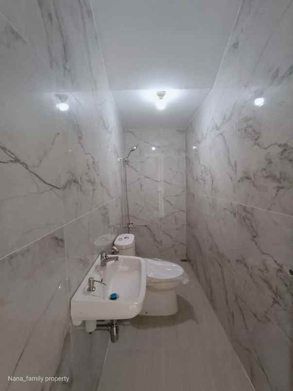 dijual rumah jalan raya komplek deplu