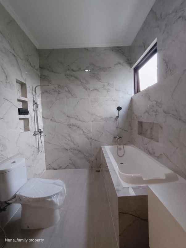 dijual rumah jalan raya komplek deplu