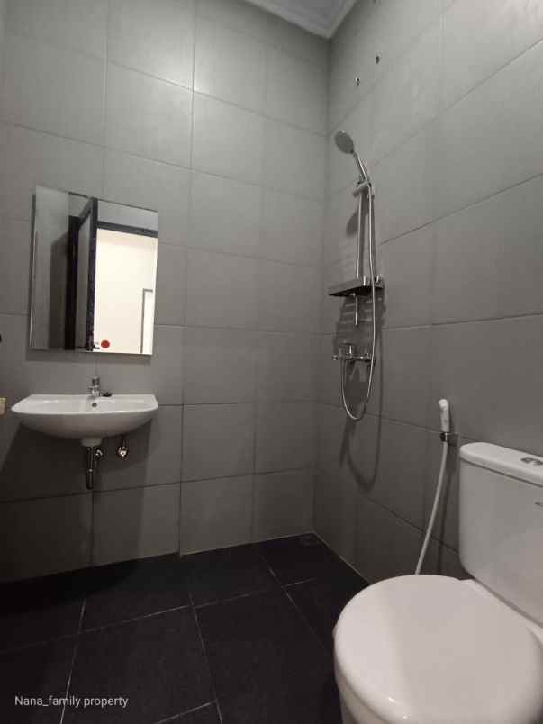 dijual rumah jalan raya meruya jakarta