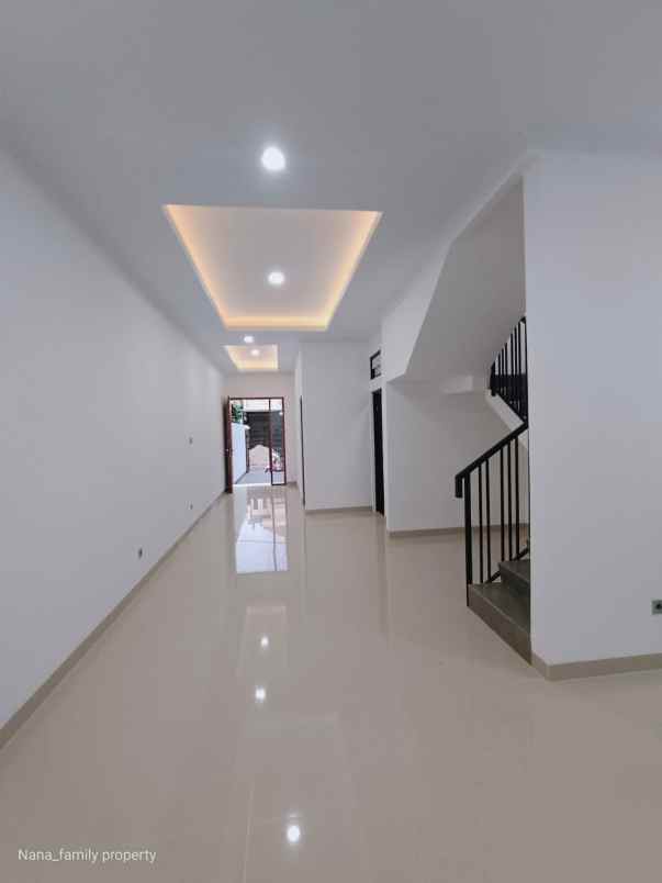 dijual rumah jalan raya meruya jakarta