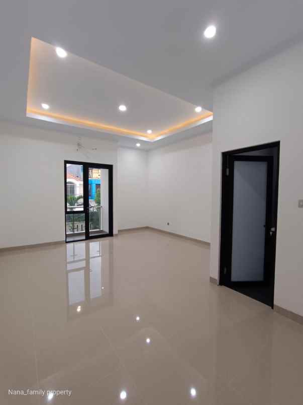 dijual rumah jalan raya meruya jakarta