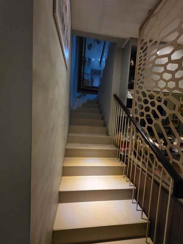 dijual rumah jalan royal residence
