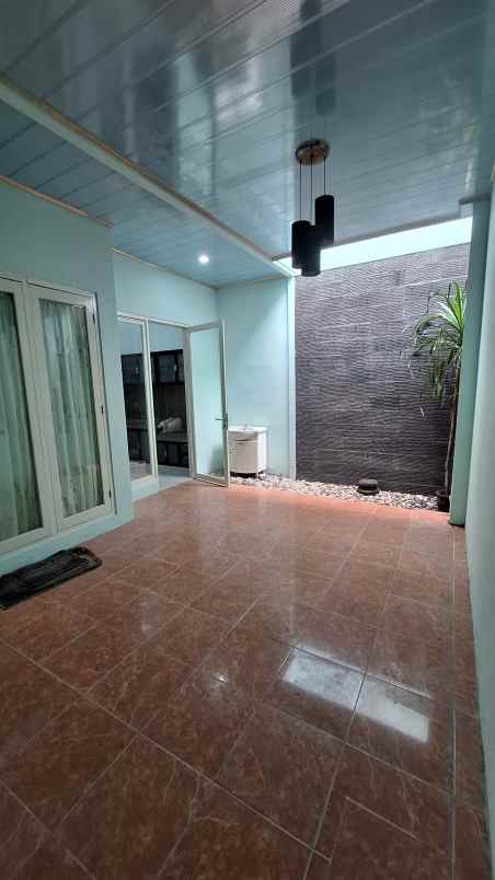 dijual rumah jalan royal residence