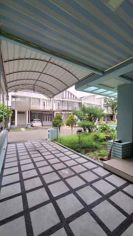 dijual rumah jalan royal residence