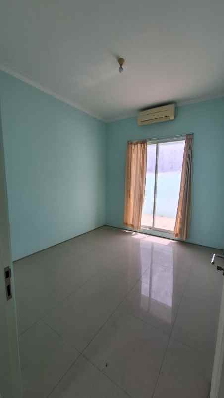 dijual rumah jalan royal residence