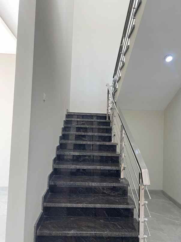 dijual rumah jalan taman dayu