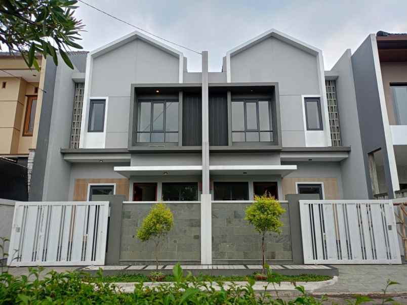 dijual rumah jl aria graha cipamokolan