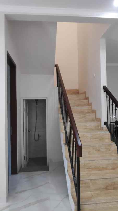 dijual rumah jl jatiwaringin raya