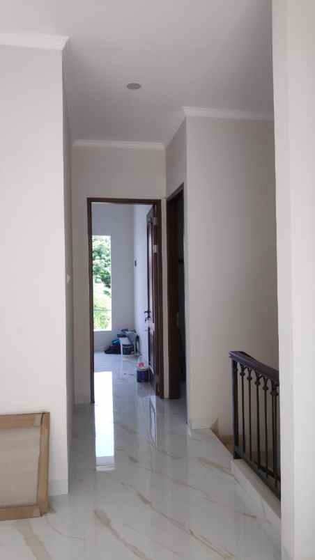 dijual rumah jl jatiwaringin raya