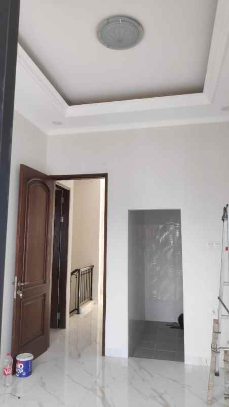 dijual rumah jl jatiwaringin raya