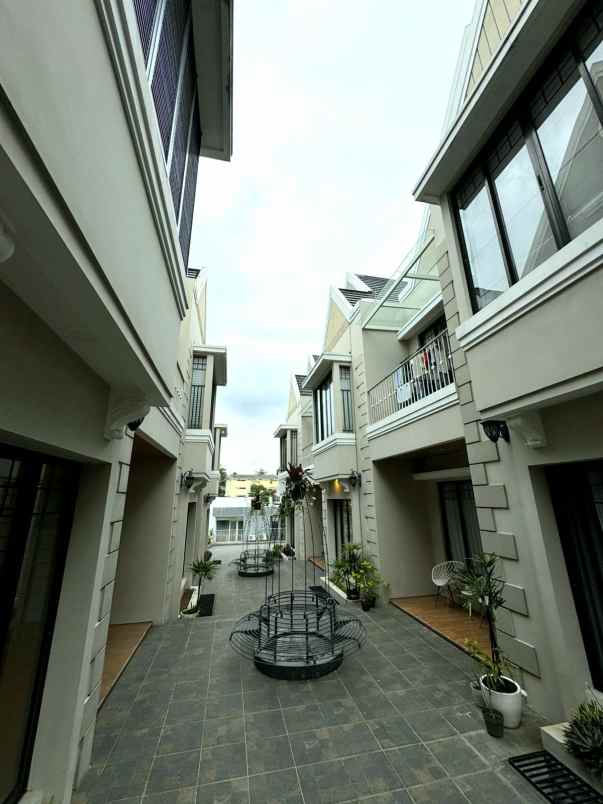 dijual rumah jl komp setraduta