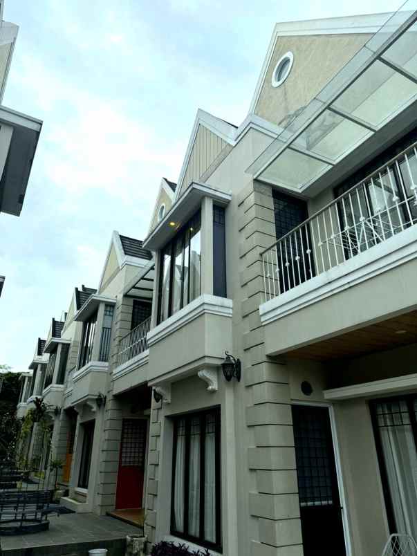 dijual rumah jl komp setraduta