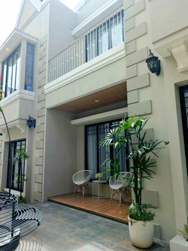 dijual rumah jl komp setraduta
