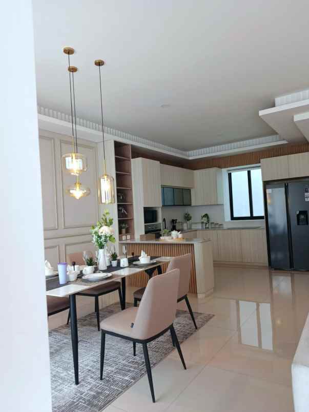 dijual rumah jl komp setraduta