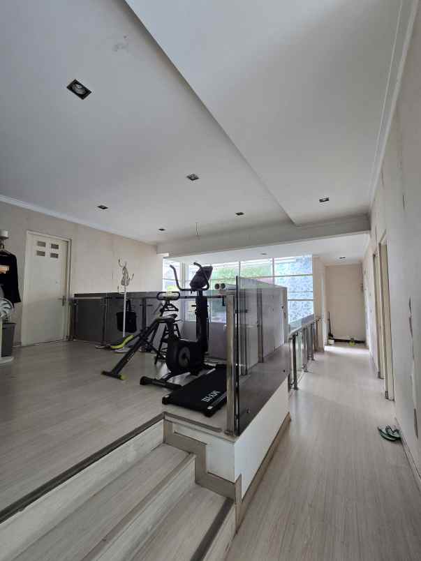 dijual rumah jl raya perumahan