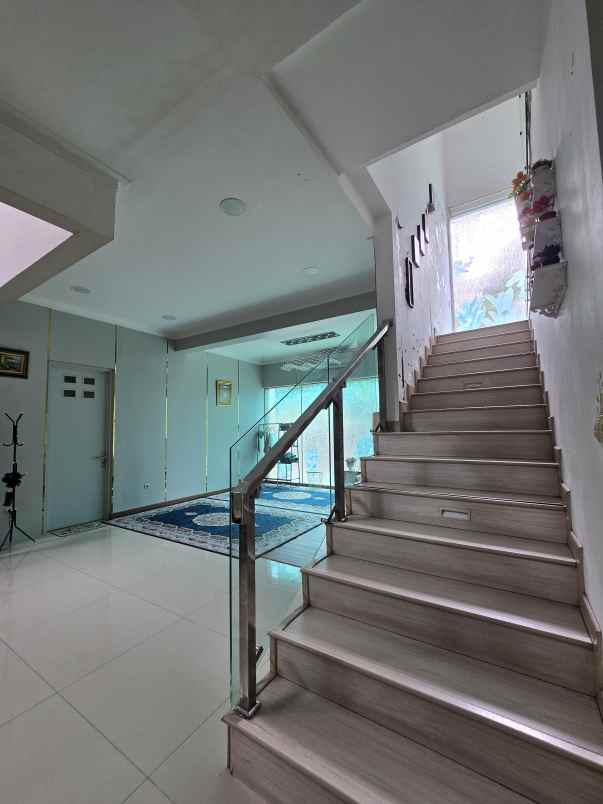 dijual rumah jl raya perumahan