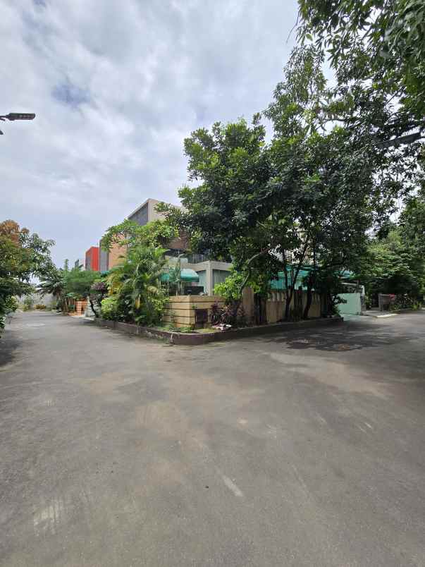 dijual rumah jl raya perumahan