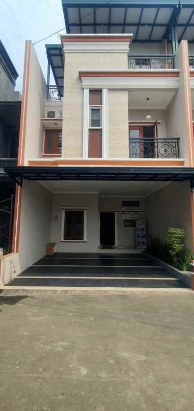 dijual rumah jl taman mini