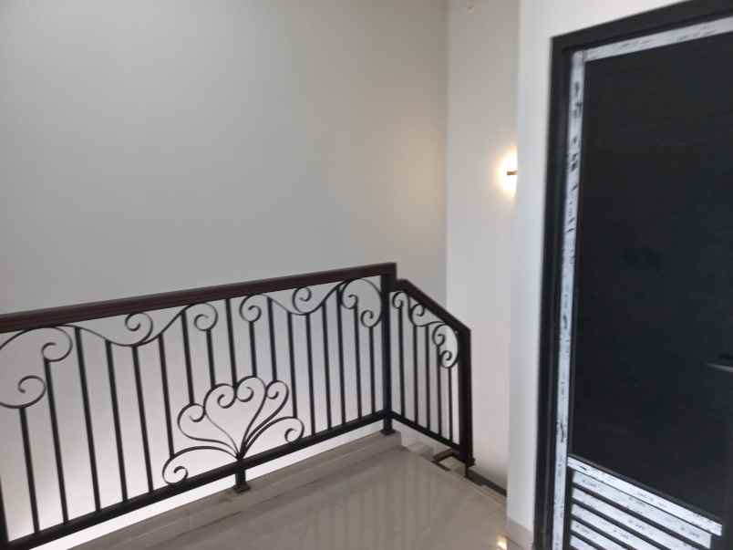 dijual rumah jln raya kalimulya