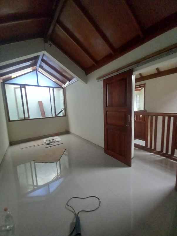 dijual rumah kiarasari asri