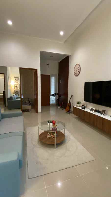 dijual rumah komplek cherryfield