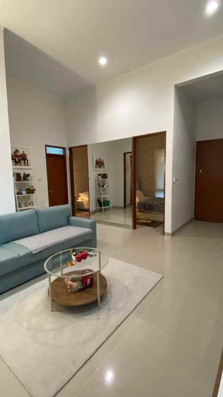 dijual rumah komplek cherryfield