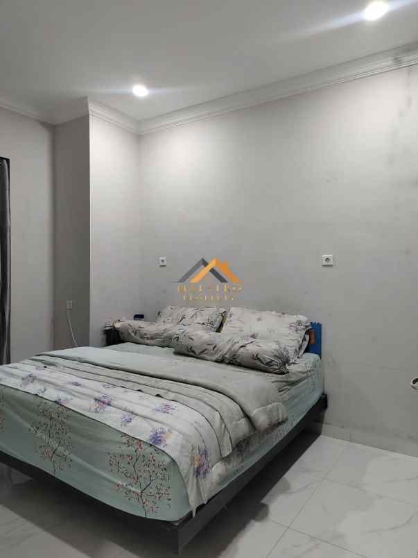 dijual rumah komplek citraland gama