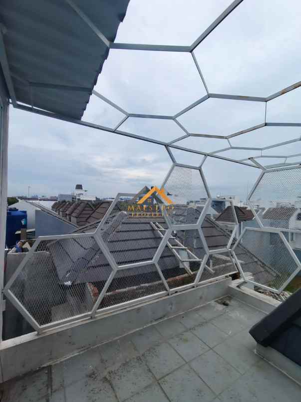 dijual rumah komplek citraland gama