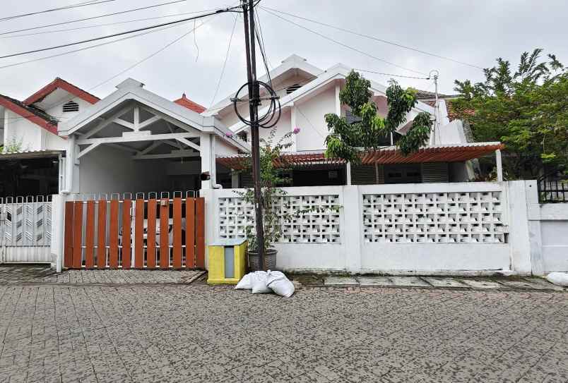 dijual rumah komplek gayungan