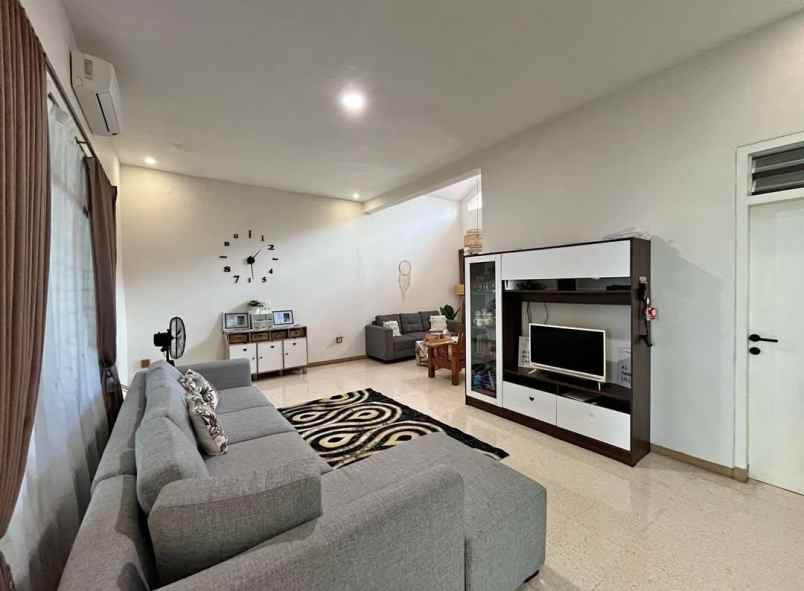 dijual rumah komplek gayungan