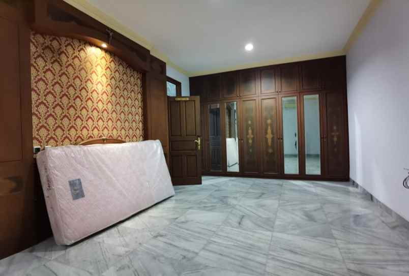 dijual rumah komplek perumahan taman aries